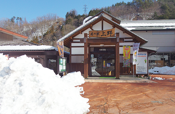 はじめて上野村を訪れた時も雪が降っていました。昨年の初頭に訪れた時も、雪が残っていましたが、今回が一番すごい雪でした！ この雪かきした雪の山を見てください。