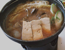 昼食の猪豚鍋！ 上野村の名産は猪豚・きのこ・味噌。美味い!!