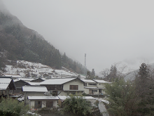 前日の夕方より雪が降りはじめ、上野村は綺麗な雪景色でした。
